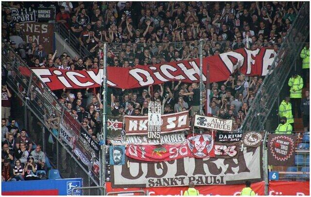 עם סט. פאולי בבוכם חוץ
VFL Bochum - FC St.Pauli
27/7/17
עם שלט נגד המנהלת 
Fick dich DFB